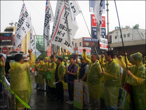 사회보험노조와 사회연대연금노조는 한나라당 대전시당 앞에서 항의집회를 했다. 